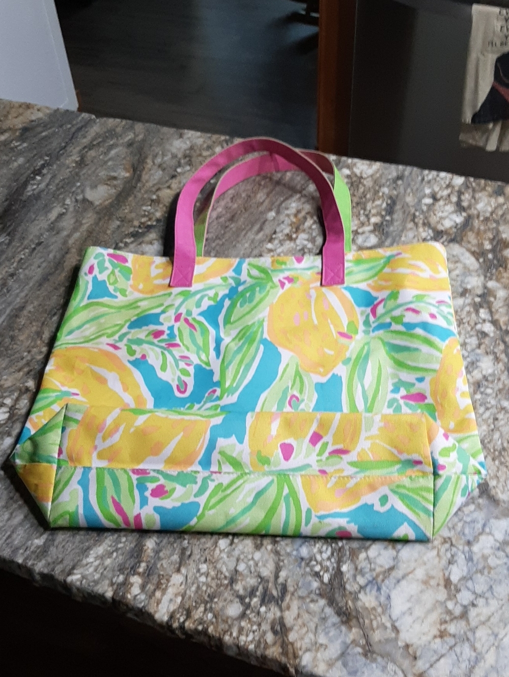EUC!❤️👍Lilly Pulitzer Floral Tote w/2 cosmetic pouches! - Picture 2 of 7